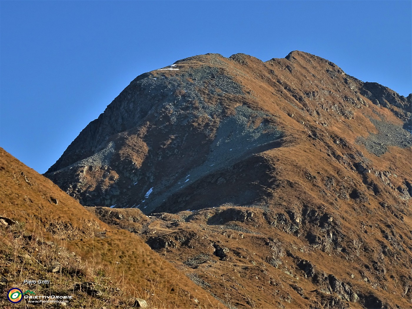 01 Sto zoomando dalla Terrazza Salomon del Montebello (2080 m) sulla  bella salita dal Lago Moro (2235 m) alla cima del Corno Stella (2620 m).JPG